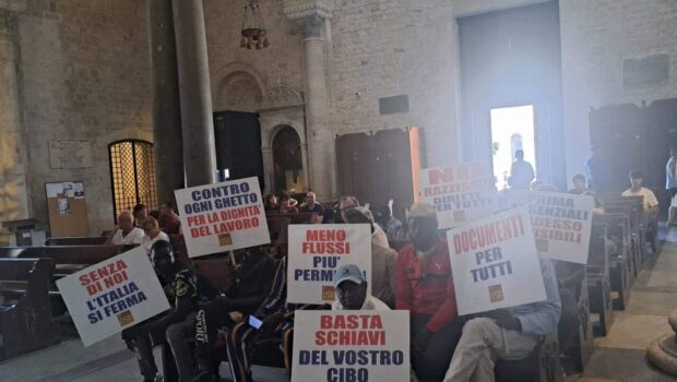 Questo è ciò che ci dicono i braccianti immigrati piegati al lavoro nelle campagne, ammassati nelle baraccopoli, uccisi se osano protestare. Lo dicono ai democratici che del diritto del lavoro hanno fatto una frase fatta, agli stessi sindacati nazionali bravi a scrivere comunicati di fuoco, ed anche agli operai schiavi nelle fabbriche, però da questi si aspettano una vera solidarietà.