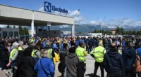 Non è serio sedersi ai tavoli per discutere di 1400 licenziamenti. Alla fine sindacalisti collaborazionisti si accorderanno sui tagli e gli operai andranno a casa. C’è un’altra possibilità: non è tempo di trattare, oltre agli scioperi generali rallentare la produzione, blocco delle merci in uscita. Se il gioco si fa duro è bene che i duri inizino a giocare.