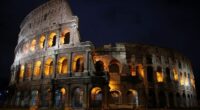 Per illuminare il Colosseo, il luogo usato per le pagliacciate di novelli imperatori, un giovane operaio è caduto da 10 m di altezza ed è morto sul colpo. Non l'ha ucciso una lotta fra gladiatori ma una bestia ancora più feroce, la corsa al profitto di qualche imprenditore imprendibile. 