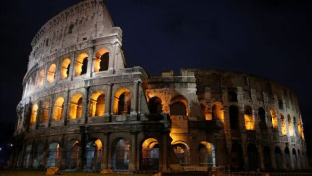 Per illuminare il Colosseo, il luogo usato per le pagliacciate di novelli imperatori, un giovane operaio è caduto da 10 m di altezza ed è morto sul colpo. Non l'ha ucciso una lotta fra gladiatori ma una bestia ancora più feroce, la corsa al profitto di qualche imprenditore imprendibile. 