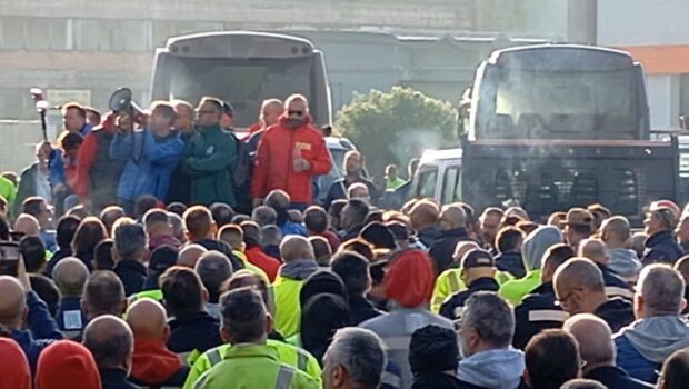 Malgrado la seria minaccia di oltre 2500 licenziamenti, i dirigenti sindacali locali prendono tempo e masticano aria fritta. Gli operai accetteranno di farsi buttare nella miseria più nera come pecore al macello? O una reazione di forza costringerà tutti a finirla di giocare sulla loro pelle.