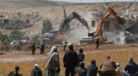 Come il governo israeliano giustifica e sostiene il terrorismo dei coloni in Cisgiordania: “Stiamo radicando le nostre radici in ogni parte della terra di Israele e seppellendo l’idea di uno Stato palestinese”, nel silenzio assenso e qualche piccola protesta della comunità imperialista mondiale.