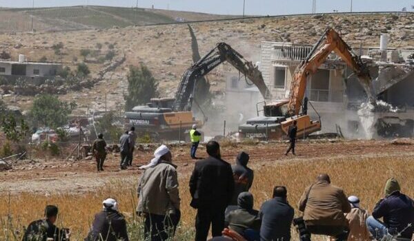 Come il governo israeliano giustifica e sostiene il terrorismo dei coloni in Cisgiordania: “Stiamo radicando le nostre radici in ogni parte della terra di Israele e seppellendo l’idea di uno Stato palestinese”, nel silenzio assenso e qualche piccola protesta della comunità imperialista mondiale.