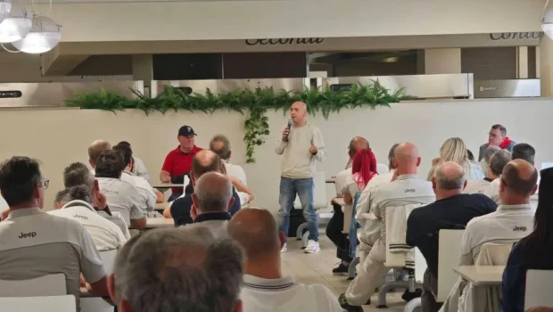 È chiaro che i capi sindacali non sanno più che pesci prendere. Hanno cercato di fare la parte degli azionisti di Stellantis, si sono incartati sulla scelta dei modelli da produrre ed hanno condiviso  ogni scelta della direzione sugli operai con più alti carichi di lavoro, meno soldi e tanta cassa. Ormai è tardi per aspettarsi da loro un vero sindacalismo operaio. Dobbiamo fare da noi stessi.