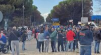 Al ritorno da Bari i capi sindacali si stanno già attivando per convincere gli operai a togliere i blocchi. Finalmente gli operai di Taranto stavano facendo sentire il proprio peso con blocchi stradali seri. Ma i dirigenti sindacali, per tenerne in pugno la rabbia ed evitare che scantonasse su posizioni indipendenti più combattive, hanno allentato la pressione dei blocchi portandone 400 con otto pullman sotto la Regione Puglia. Illudendoli che dalle poltrone governative regionali, così come da quelle nazionali, possano scaturire soluzioni realmente a loro vantaggio. 