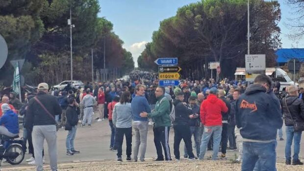 Al ritorno da Bari i capi sindacali si stanno già attivando per convincere gli operai a togliere i blocchi. Finalmente gli operai di Taranto stavano facendo sentire il proprio peso con blocchi stradali seri. Ma i dirigenti sindacali, per tenerne in pugno la rabbia ed evitare che scantonasse su posizioni indipendenti più combattive, hanno allentato la pressione dei blocchi portandone 400 con otto pullman sotto la Regione Puglia. Illudendoli che dalle poltrone governative regionali, così come da quelle nazionali, possano scaturire soluzioni realmente a loro vantaggio. 