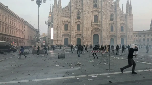 La società dei benpensanti è scatenata, i capi politici fanno a gara fra chi condanna i giovani ribelli con più forza, devono prendere i voti della borghesia del centro città. Più uomini in divisa ed armati per le strade, lo shopping militarizzato per Natale è la loro soluzione. Non basterà, la vita negata nelle miserie delle periferie sta presentando comunque il conto. 