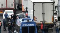 Per fermare la protesta degli autotrasportatori, degli agricoltori e dei pescatori il governo sbanda fra misere regalie e repressione poliziesca. Ora anche questa piccola imprenditoria prova cosa vuol dire rischiare di cadere in miseria, reagire e trovarsi di fronte le solite false promesse e le reali denunce e schedature. Gli operai ne sanno qualcosa.