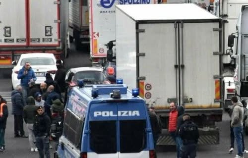 Per fermare la protesta degli autotrasportatori, degli agricoltori e dei pescatori il governo sbanda fra misere regalie e repressione poliziesca. Ora anche questa piccola imprenditoria prova cosa vuol dire rischiare di cadere in miseria, reagire e trovarsi di fronte le solite false promesse e le reali denunce e schedature. Gli operai ne sanno qualcosa.
