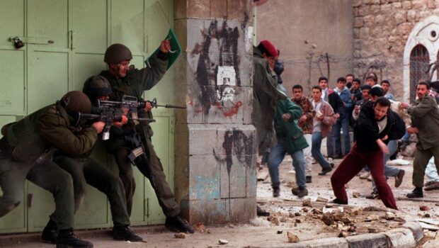 Il mondo è disposto ad ascoltare il palestinese che racconta di aver perso la casa, seppellito i figli o trascorso anni in prigione. È molto più difficile ascoltarlo quando parla in veste di soggetto politico ....