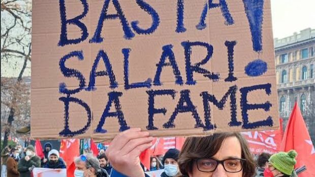 Cosa c’è di più violento che lavorare da mattina a sera per un padrone e rendersi conto che in modo inesorabile il tuo salario oggi vale meno di ieri. Scoprire che tu al padrone hai dato la stessa prestazione di ieri e lui ti ripaga con soldi che valgono di meno. Già questo fatto non merita una ribellione?