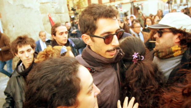 Youssef Siher, avevano creato il mostro da mettere in galera per rassicurare alti bottegai e borghesi benpensanti. Non ha funzionato, il GIP di Milano non se l’è sentita di stracciare ogni parvenza di diritto e lo ha rimesso in libertà scatenando l’ira del capo del governo e dei suoi tirapiedi.
