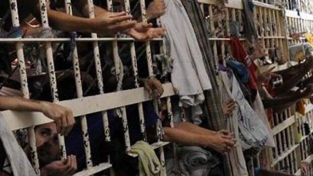 Con le leggi meloniane sulla sicurezza, fumo negli occhi per bottegai e piccoli proprietari, le carceri si sono riempite oltre misura di poveri disperati che ammassati gli uni sugli altri muoiono suicidi o pestati a sangue. Quando non scelgono la strada giusta di questi giorni. La rivolta collettiva.
