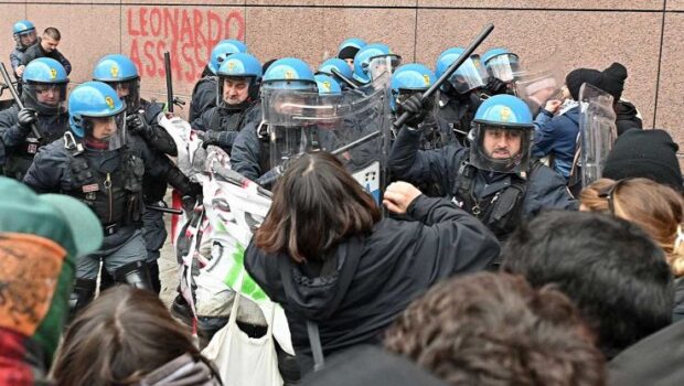 La signora Meloni chiede la condanna unanime della “violenza” messa in campo dalla gioventù che sta manifestando. Proprio lei che nei morti sul lavoro vede solo incidenti e non morti violente da sfruttamento. Che della violenza nelle stragi dei palestinesi vede solo legittima difesa di Netanyahu … Di che violenza parla?